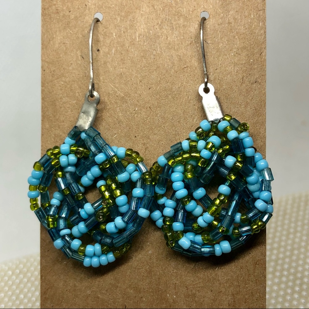 Spectacular seed-bead multi blue in color.